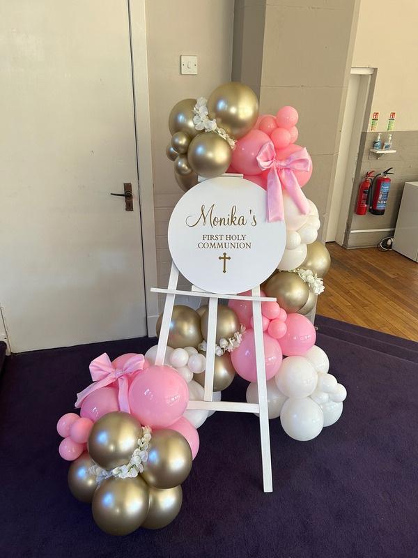 Easel display with personalised sign and balloon garland